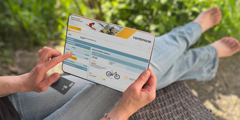 Tablet zeigt Online Buchung von Rentmaxx Verleih Software in gemütlicher Athosphere im Garten.